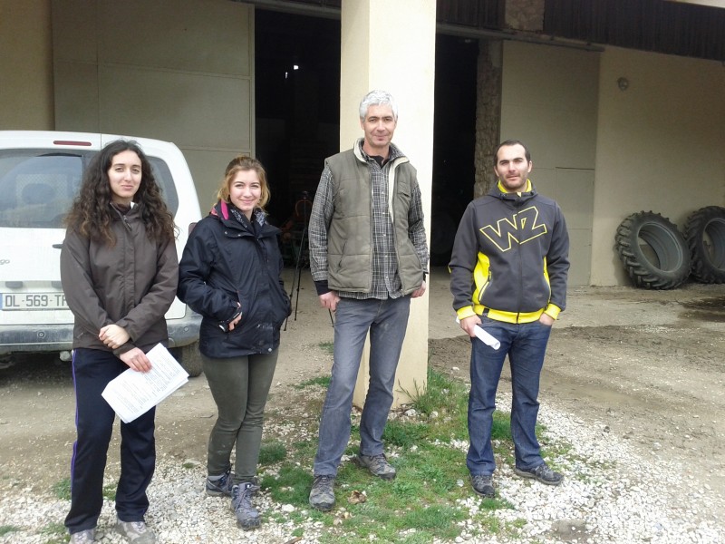 Les étudiantes avec Philippe Robert, agriculteur et Thomas Fouant, technicien à la chambre d'agriculture des Bouches du Rhône